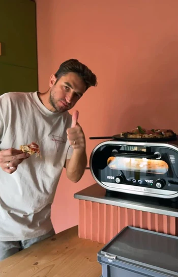 Forno Evolve in uso con pizza napoletana