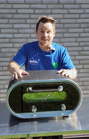 Forno Evolve in terrazza con pizza appena cotta